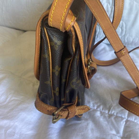 100% Authentic LOUIS VUITTON Saumur 30 Monogram Shoulder Bag. - Picture 4 of 16